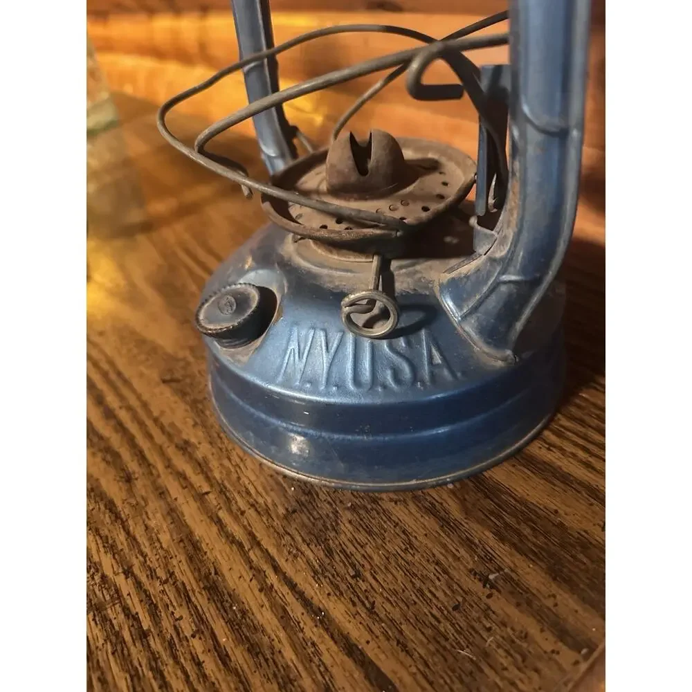 Vintage Dietz NY USA & Red Hurricane Kerosene Lanterns Cabin Decor 2 Oil Lamps